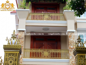 Không chỉ đơn giản dùng với mục đích bảo vệ an toàn cho con người. Hệ thống lan can nhôm đúc này còn góp phần tôn lên vẻ đẹp thẩm mỹ cho ngôi nhà, tạo nên 1 không gian vô cùng sang trọng.