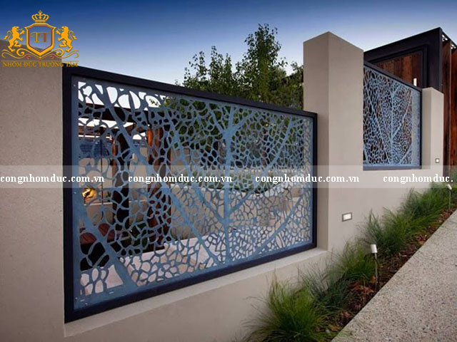Hàng rào sử dụng công nghệ CNC với họa tiết vô cùng tinh tế. Vẻ đẹp thông thoáng giúp tạo điểm nhấn cho ngôi nhà.