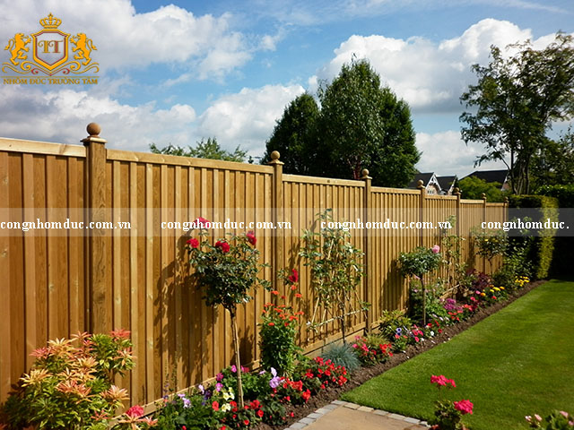Hàng rào gỗ với vẻ đẹp mộc mạc - sang trọng.