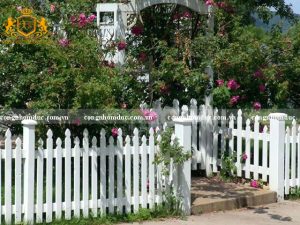 Bạn là người lãng mạn? Một dãy hàng rào gỗ sơn trắng sẽ là sự lựa chọn hoàn hảo. Tạo điểm nhấn với những đóa hoa khoe sắc nữa thì không còn gì hoàn hảo hơn đúng không ạ?