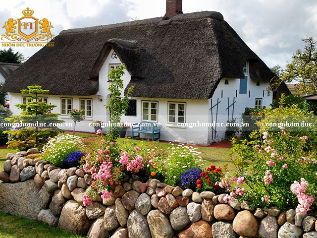 Một vẻ đẹp bình dị và vô cùng dân dã. Chất liệu đá đem đến 1 hệ thống hàng rào chắc chắn. Tô điểm thêm những đóa hoa sắc màu giúp không gian trở nên ấn tượng hơn bao giờ hết.