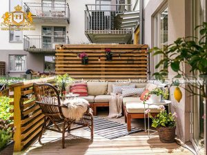 Ghế sofa và gối ôm - không gian thư giãn ấn tượng tại ban công cho mùa đông