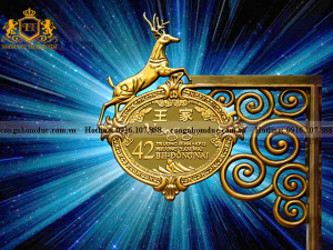 Mẫu biển số nhà đẹp bằng chất liêu hợp kim nhôm được thiết kế tinh tế, chạm khắc tỉ mỉ mang đến vẻ đẹp hoàn hảo cho ngôi nhà.