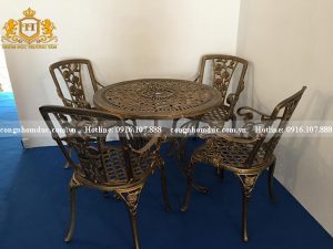 Bộ bàn ghế nhôm đúc để lại dấu ấn bởi sự đẳng cấp và sang trọng mà nó đem đến cho hông gian. Nó có thể phù hợp với mọi không gian từ nhỏ hẹp đến rộng lớn. Nó mang đến cho bạn sự hài lòng ngay từ cái nhìn đầu tiên.