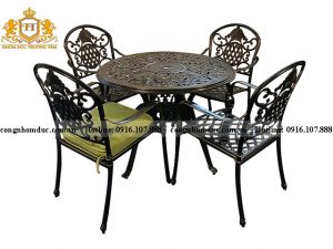 Bộ bàn ghế nhôm đúc nổi bật với những họa tiết mang đậm phong cách cổ điển châu Âu. Đây là sự lựa chọn hoàn hảo dành cho những ngôi nhà được thiết kế theo phong cách kiến trúc hòa cổ. Công nghệ sơn tĩnh điện cao cấp giúp cho bộ bàn ghế luôn giữ được màu sắc tươi mới trong thời gian sử dụng.