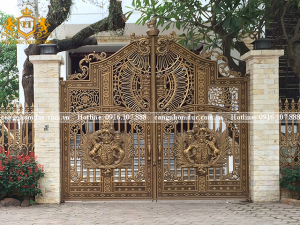Cổng biệt thự với họa tiết phù điêu luôn là sự lựa chọn yêu thích của nhiều gia đình. Chúng góp phần hoàn thiện không gian mặt tiền, góp phần tạo nên 1 không gian vô cùng sang trọng. Chắc chắn bạn sẽ không phải hối hận bởi sự lựa chọn này.