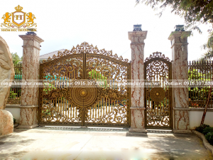 Chẳng cần phải quá cầu kỳ, bộ cổng biệt thự này khiến bất kỳ ai nhìn thấy cũng phải xao xuyến