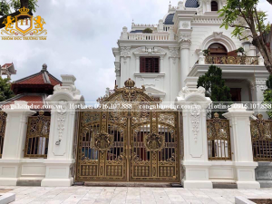 Cổng biệt thự sang trọng với các họa tiết vô cùng tinh tế. Gia đình bạn sẽ có 1 mặt tiền thật hoàn hảo.