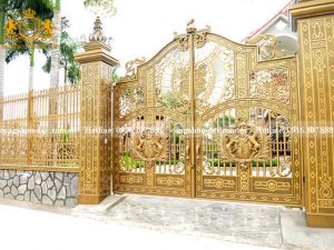 Một bộ cổng nhôm đúc sang trọng dành cho nhà vườn. Với đặc điểm sân vườn rộng, bộ cổng thông thoáng này tạo sự đồng nhất về kiến trúc. Chắc chắn, bạn sẽ không phải hối hận khi lựa chọn thiết kế này.