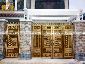 Cổng nhôm đúc với những họa tiết vuông vắn với sự kết hợp hài hòa với nhau. Mặc dù đơn giản nhưng ai đi qua cũng phải ngước nhìn.