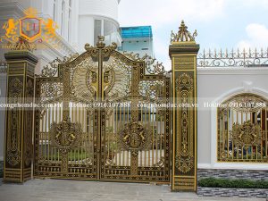 Cổng nhôm đúc phù điêu thể hiện sự sang trọng, đẳng cấp của chủ nhân.