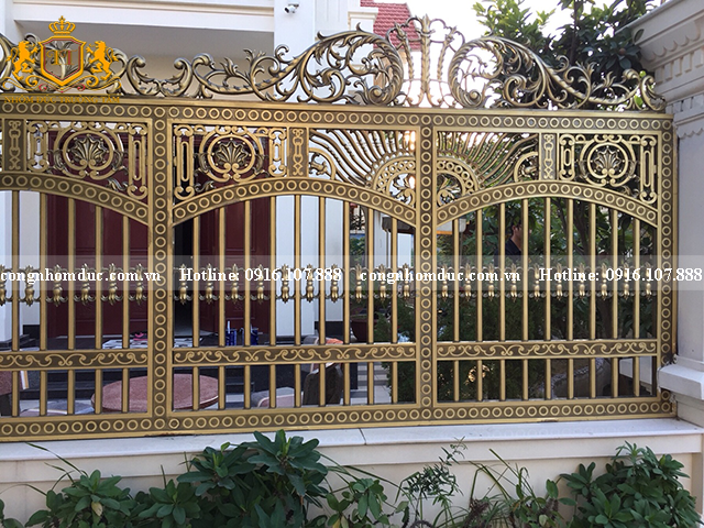 Bộ hàng rào nhôm đúc góp phần tôn lên vẻ đẹp sang trọng cho ngôi nhà.