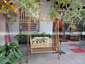 Xích đu nhôm đúc Trường Tâm góp phần làm đẹp cho ngôi nhà.