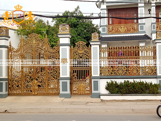 Toàn bộ không gian ngoại thất của ngôi nhà đều được sử dụng sản phẩm được làm từ hợp kim nhôm đúc. Chắc chắn ai đi qua cũng phải ngước nhìn bởi vẻ đẹp của nó.