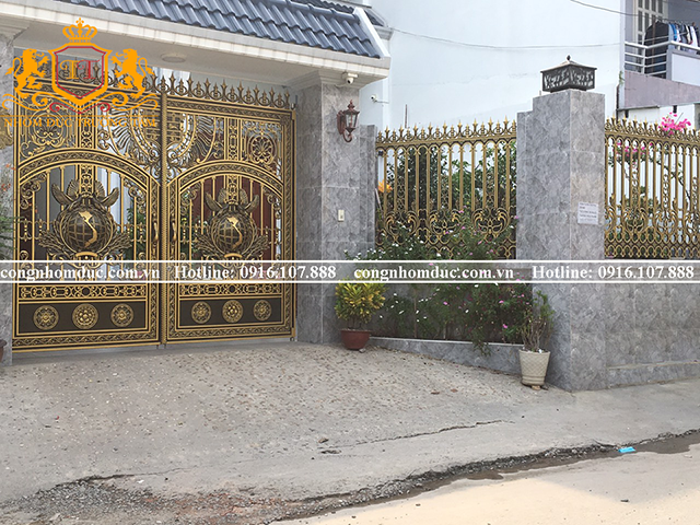 Bạn có bị ấn tượng bởi thiết kế này không ạ? Sức thu hút của nó là điều mà bạn không thể phủ nhận được. Các đường nét và họa tiết đều được thể hiện 1 cách hài hòa, tinh xảo.