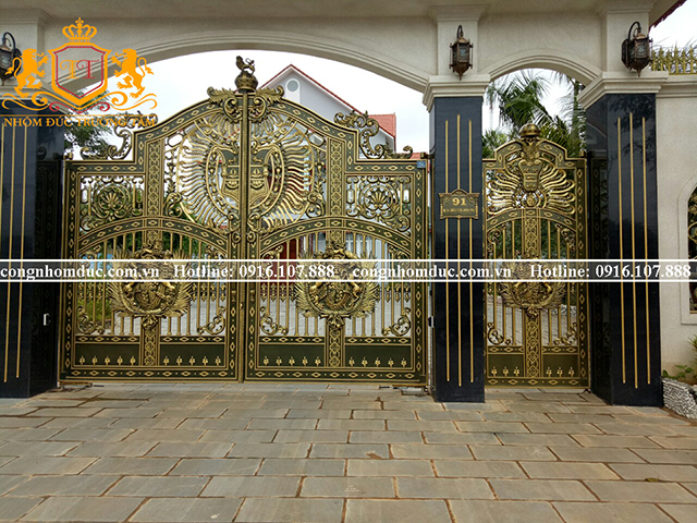Bạn đang đi tìm cho mình 1 thiết kế sang trọng và tinh xảo? Bộ cổng nhôm đúc BuckingHam chính là 1 gợi ý mà bạn không nên bỏ qua đâu ạ? Các đường nét - họa tiết trên bộ cổng được thể hiện 1 cách vô cùng tinh xảo, độc đáo với vẻ đẹp hoàng gia. 