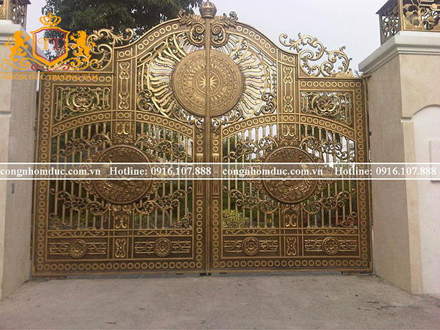 Các họa tiết trên bộ cổng được thiết kế vô cùng độc đáo và chúng có sự kết hợp 1 cách hài hòa với nhau. Nó sẽ là điểm nhấn cực thu hút cho ngôi nhà của bạn.