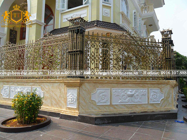 Hàng rào nhôm đúc hợp kim là sản phẩm có sự đa dạng về kiểu dáng từ đơn giản đến cầu kỳ. Hoa văn trên hệ thống hàng rào này được thể hiện khá tinh tế, tạo được sự đồng bộ với kiến trúc.