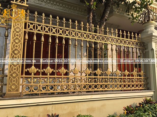 Thiết kế đơn giản nhưng vẫn đủ để làm nổi bật nên vẻ đẹp của căn biệt thự tân cổ điển chính là điều mà mẫu hàng rào này có thể đem lại.