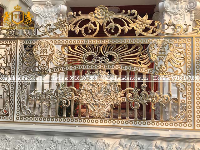 Hoa văn ở trên hàng rào được thể hiện 1 cách vô cùng tinh xảo. Những đường nét uốn lượn với các chi tiết độc đáo tạo nên 1 tổng thể cuốn hút.