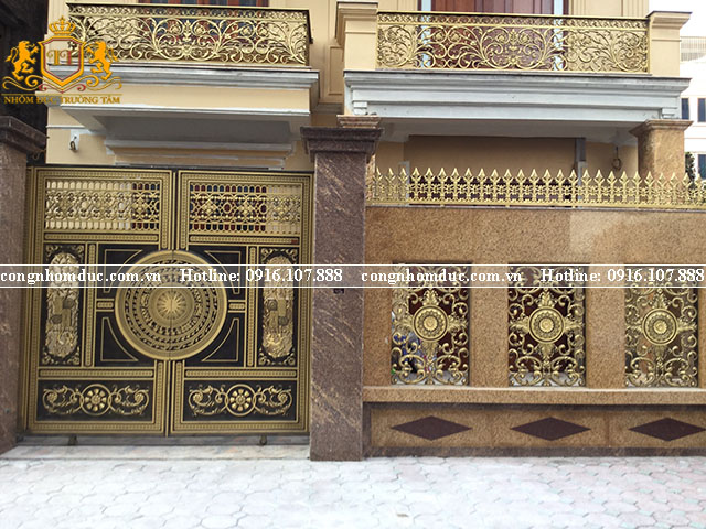 Hàng rào mang phong cách cổ điển kết hợp với kiến trúc hiện đại đem đến cho người nhìn cảm giác thích thú giúp cho không gian xung qunh hàng rào trở nên hết sức sinh động, mang đến thiện cảm cho người nhìn.