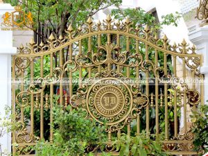 Không phải ngẫu nhiên mà hàng rào nhôm đúc nhận được sự yêu thích của các gia đình. Nó sở hữu những ưu điểm nổi bật về độ bền cũng như tính thẩm mỹ.