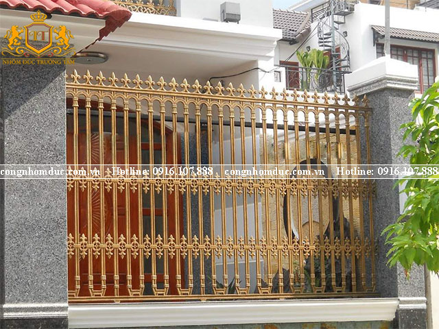 Đơn giản, tinh tế là những điều có thể dễ nhận thấy ở mẫu hàng rào hiện đại này. Chắc chắn, khi lựa chọn thiết kế này nó sẽ không làm cho bạn phải thất vọng.