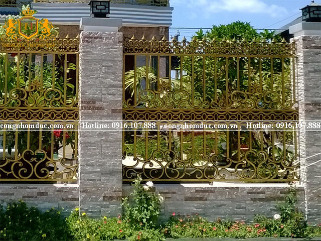 Đẹp, hiện đại nhưng cần phải đảm bảo được yếu tố an toàn đúng không ạ? Mẫu hàng rào này có thể đáp ứng được đầy đủ những tiêu chí đó.